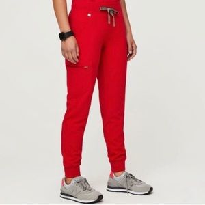 Figs Zamora scrub bottoms in Pop Red